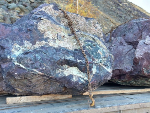 Огромные красно-фиолетовые валуны для ландшафтного дизайна весом более 5 тонн купить в Салавате