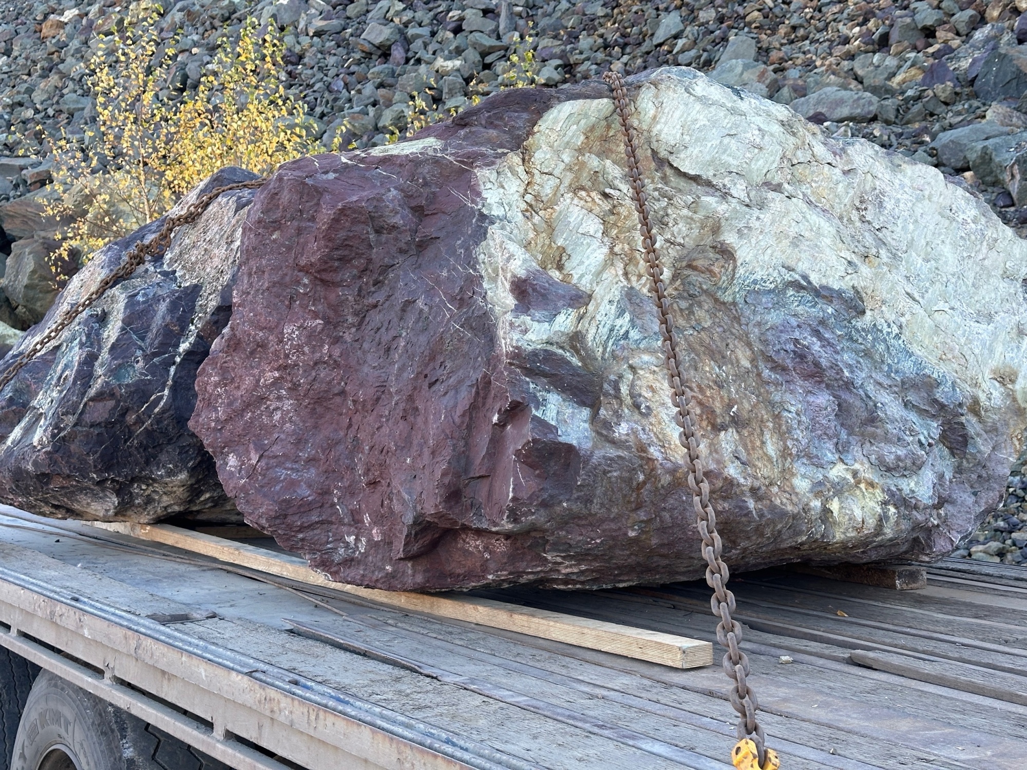 Огромные красно-фиолетовые валуны для ландшафтного дизайна весом более 5 тонн купить в Салавате