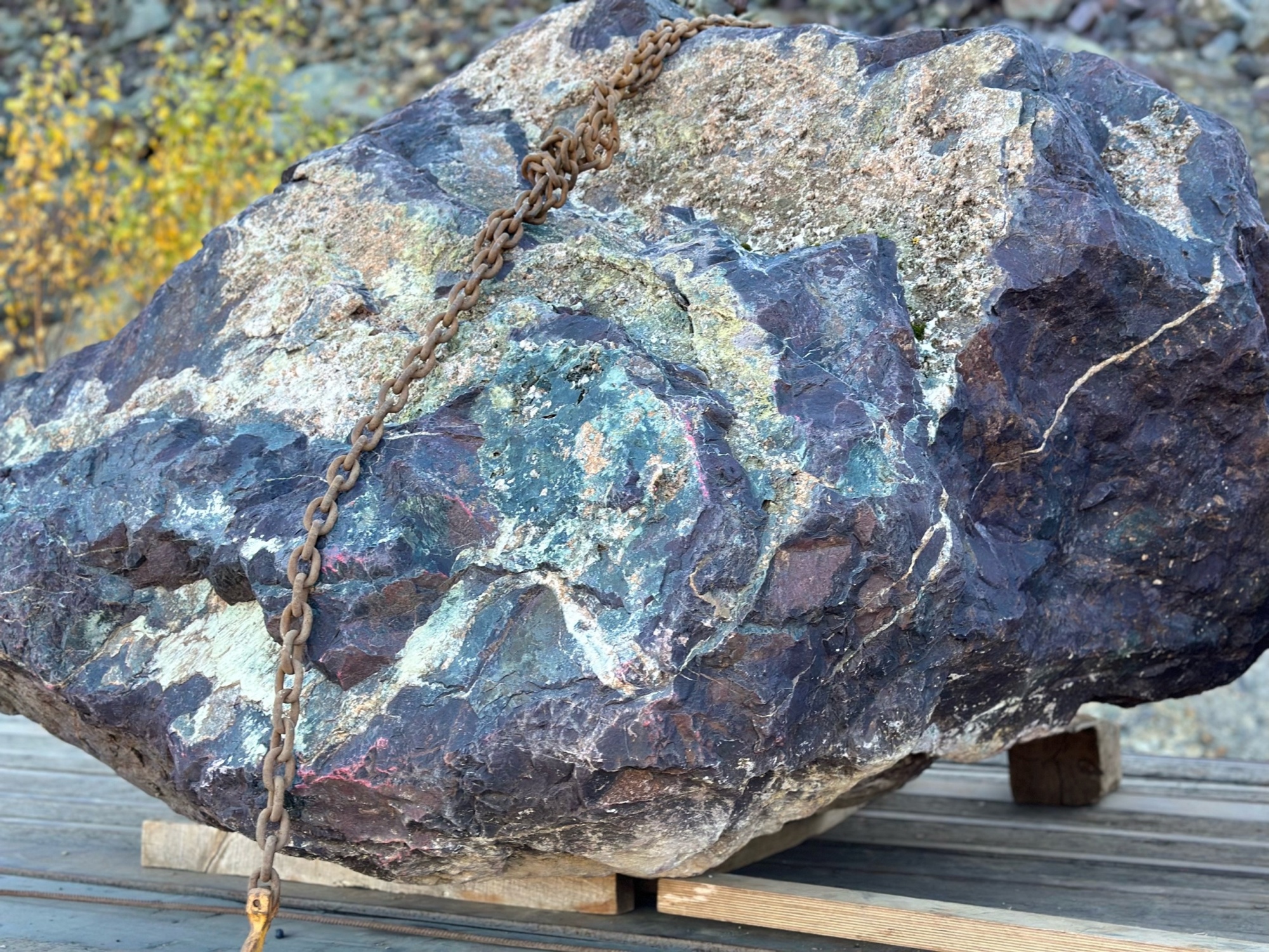 Огромные красно-фиолетовые валуны для ландшафтного дизайна весом более 5 тонн купить в Салавате