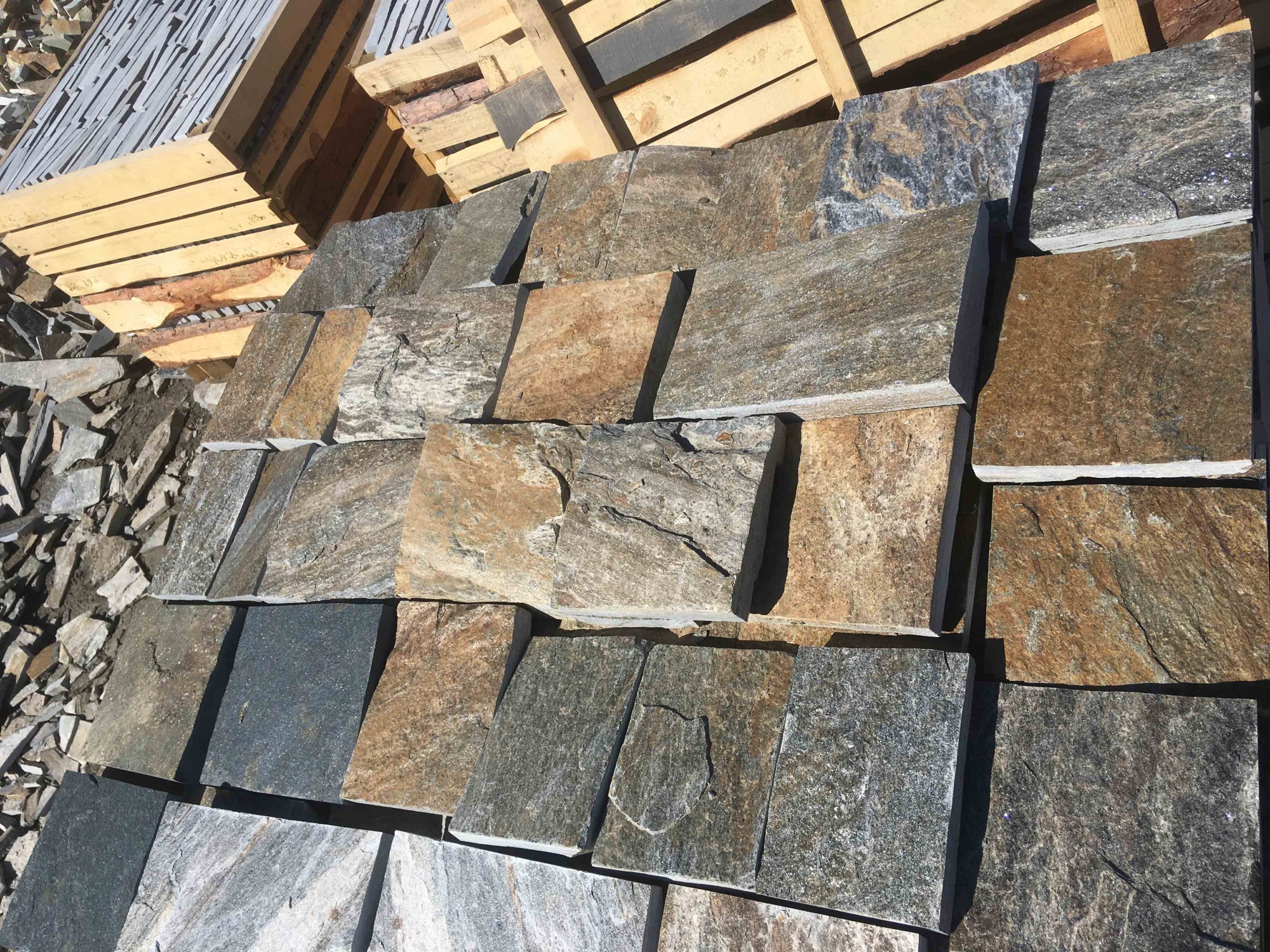 Плитка пилёная златолит Уральский для цоколя, отмостки купить в Салавате