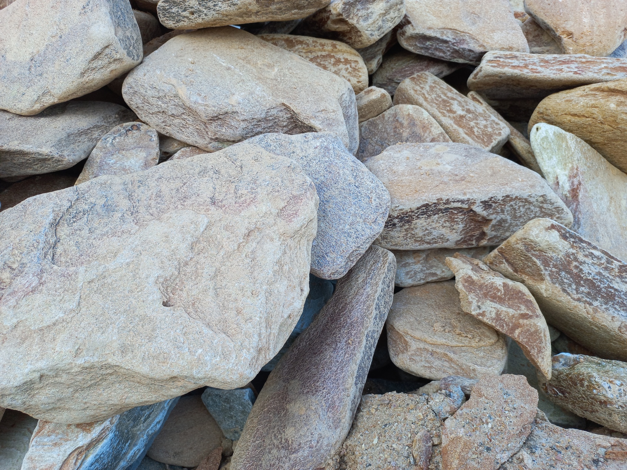 Златолит жёлтый, жёлто-зелёный глыбки и валуны для ланшафтного дизайна купить в Салавате